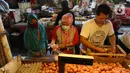 Pembeli memilih telur saat berbelanja di sebuah pasar di Jakarta, Rabu (1/4/2020). Badan Pusat Statistik (BPS) mengumumkan pada Maret 2020 terjadi inflasi sebesar 0,10 persen, salah satunya karena adanya kenaikan harga sejumlah makanan, minuman, dan tembakau. (Liputan6.com/Angga Yuniar)