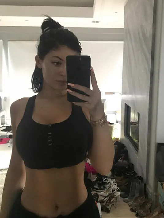 Seperti yang diwartakan E! News, Sabtu (12/8/2017), Kylie mengaku ingin lebih cepat berusia 21 tahun. Ia sangat menanti usia tersbut lantaran kabarnya di usia itu dirinya sudah boleh mengonsumsi minuman beralkohol. (Instagram/kyliejenner)