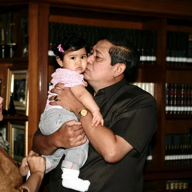 Foto-foto Kebersamaan SBY Bareng Almira, Masih Bayi Sampai Kini Beranjak Remaja