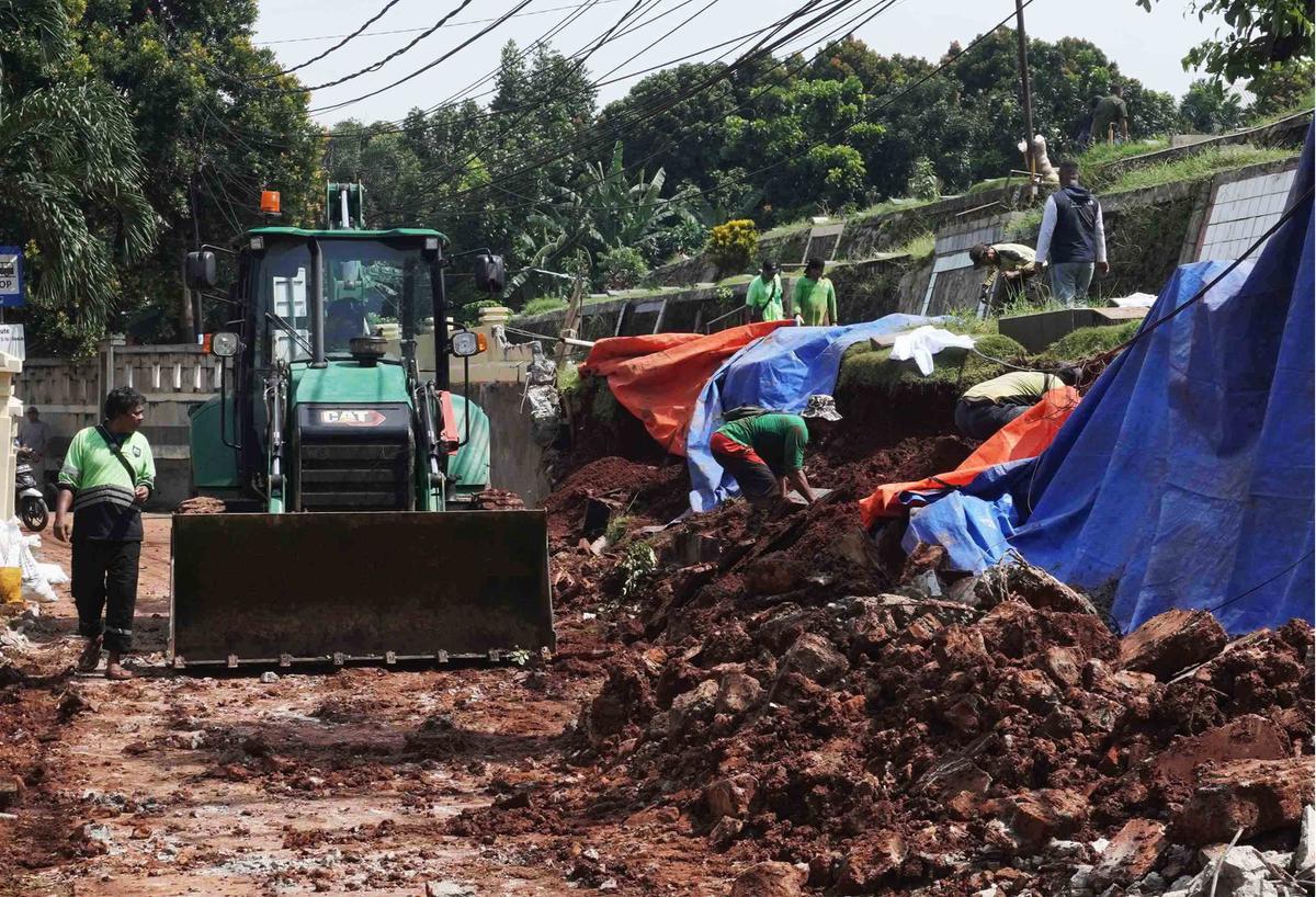 FOTO: Perbaikan Tembok Roboh di TPU Jeruk Purut