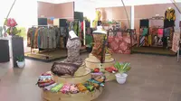 Para pengunjung bisa memilih membeli batik karya 18 perancang batik yang ada di Banyuwangi.