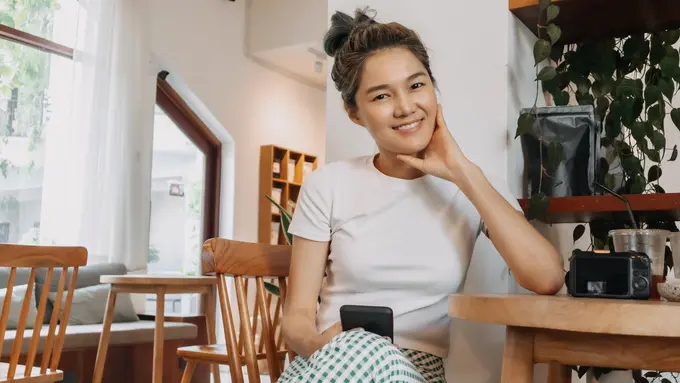 wanita juli aura glowing