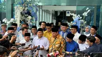 Lima ketum parpol koalisi pemerintah menggelar pertemuan bersama Presiden Jokowi di Kantor DPP PAN, Jaksel, Minggu (2/4/2023). Mereka adalah Prabowo Subianto, Airlangga Hartarto, Muhaimin Iskandar, Muhamad Mardiono, dan Zulkifli Hasan. (Liputan6.com/ Nanda Perdana Putra)
