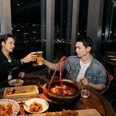 Dua bintang K-pop ternama, MINGYU dan VERNON dari SEVENTEEN, berkesempatan menikmati keindahan ini secara langsung. (foto/dok: PLEDIS Entertainment dan Hong Kong Tourism Board)