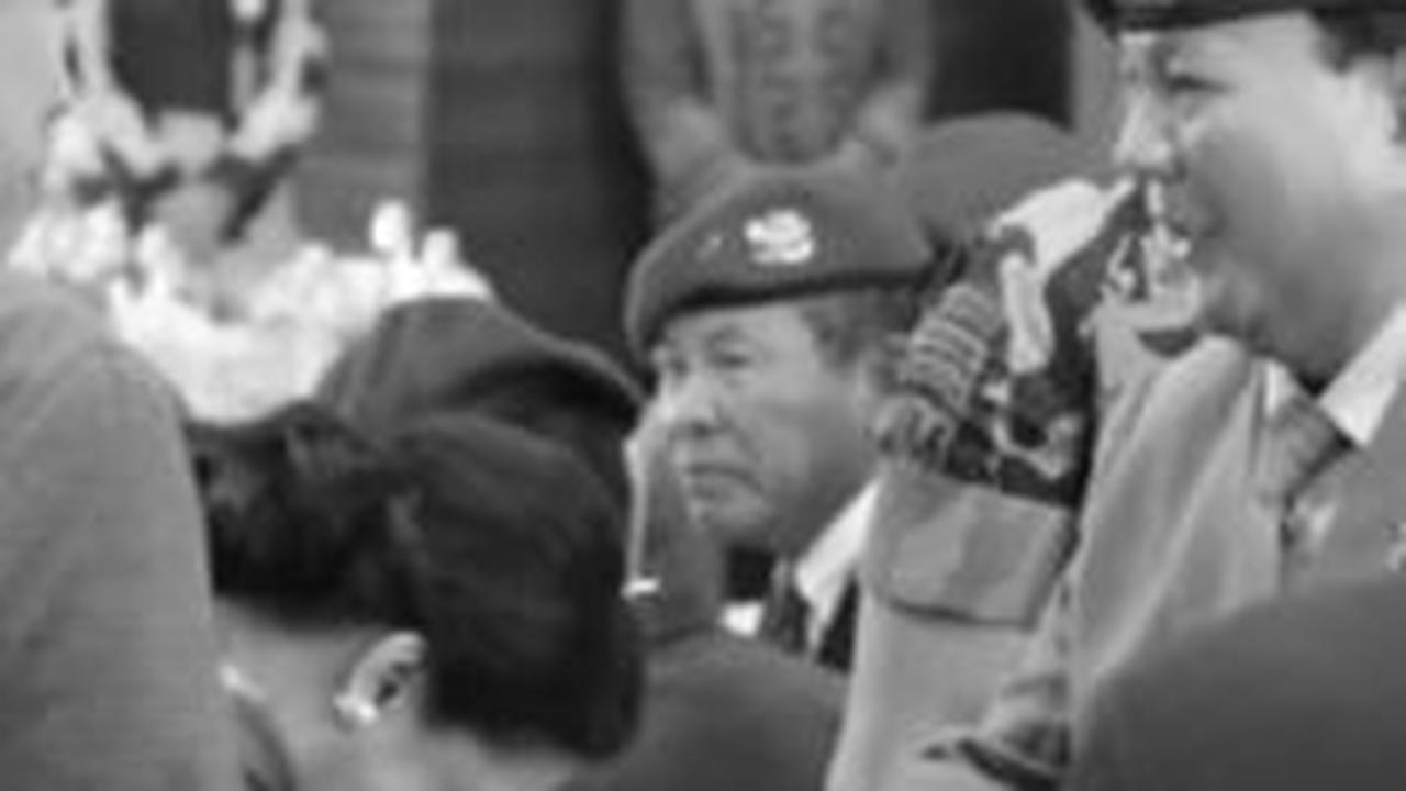 Kala itu Hetty Andika sempat akan mencium tangan Prabowo saat keduanya bertemu di sela acara.<br>