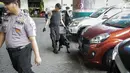 Petugas dan anjing unit k-9 mengecek tempat parkir di kawasan Stasiun Gambir, Jakarta, Kamis (1/6). Hal ini dilakukan sebagai upaya mencegah hal yang tidak diinginkan pasca bom Terminal Kampung Melayu. (Liputan6.com/Faizal Fanani)