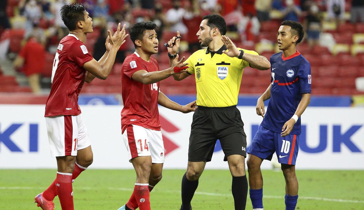 Asnawi Mangkualam bersama Fachruddin Aryanto memprotes keputusan wasit yang memberi hukuman tendangan penalti kepada Indonesia akibat Pratama Arhan yang dinilai melakukan pelanggaran terhadap Shawal Anuar di dalam kotak penalti. (AP/Suhaimi Abdullah)
