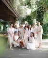 Pesinetron Hana Saraswati mendapuk beberapa rekan selebriti untuk menjadi bridesmaid-nya. Dua di antaranya adalah Ranty Maria dan Ochi Rosdiana. [@raravers.id/@sarahkiehl/@hanahaho].