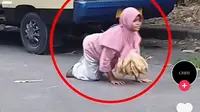 Video seorang gadis bernama Cyntya Afrianti Amala (17), warga Kendangsari Surabaya yang berjualan peyek sambil merangkak viral di media sosial (medsos). (Dok. Liputan6/Istimewa)