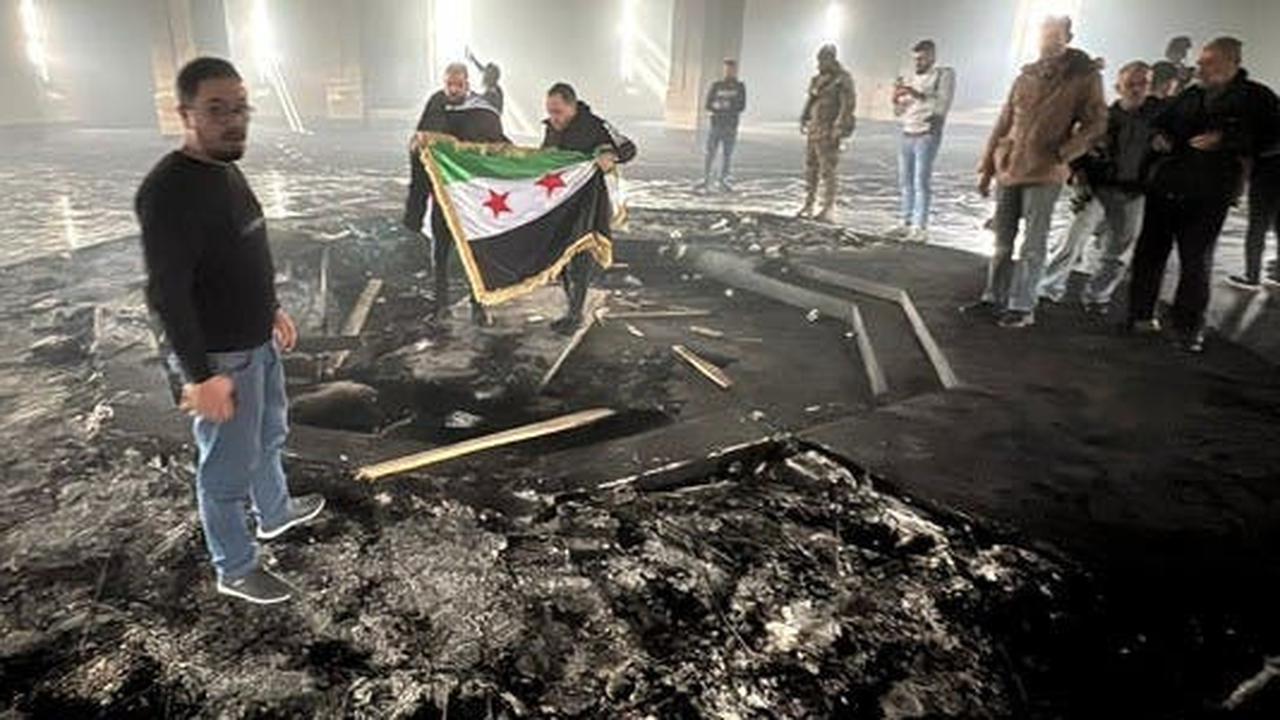 Pemberontak Suriah Bakar dan Hancurkan Makam Ayah Mantan Presiden Bashar Al-Assad