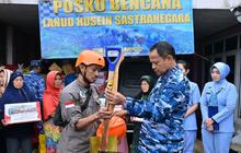 TNI AU Salurkan Bantuan Kemanusiaan dan Peralatan Evakuasi untuk Korban Longsor Cisarua