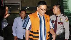 Abdul Rouf tersangka kasus perantara suap Ketua DPRD Bangkalan Fuad Amin Imron, keluar gedung KPK, Jakarta, Selasa (24/3/2015). Ajudan Fuad Amin itu diperiksa terkait dugaan korupsi jual beli gas alam di Bangkalan, Jawa Timur. (Liputan6.com/Helmi Afandi)