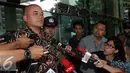 Kepala Dinas Tata Air Pemerintah Provinsi DKI Jakarta Teguh Hendrawan saat ditanya awak media usai menjalani pemeriksaan sebagai saksi untuk tersangka Mohamad Sanusi di Gedung KPK, Jakarta, Rabu (13/7). (Liputan6.com/Johan Tallo)