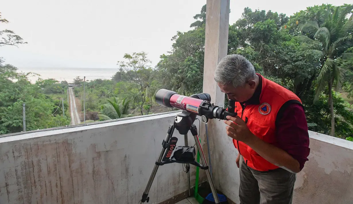 Petugas mengamati aktivitas Gunung Anak Krakatau melalui  alat teleskop di Pos Pemantau Gunung Anak Krakatau di Pasauran, Kabupaten Serang, Banten, Minggu, 6 September 2026. (KLY/Arie Basuki)