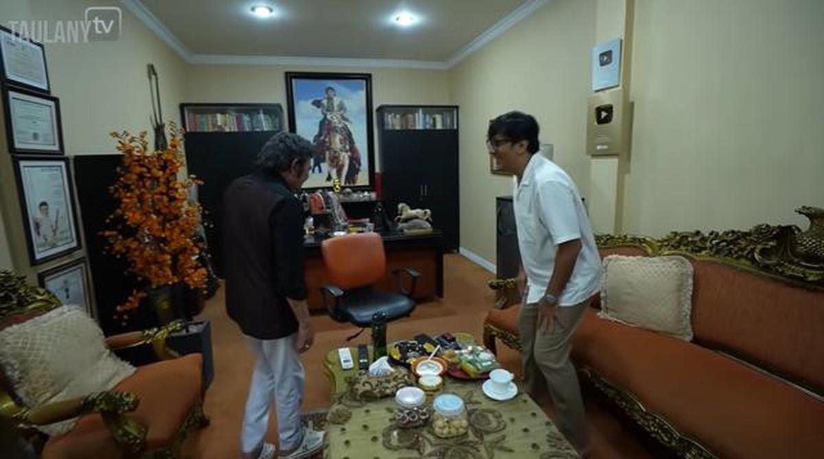 5 Potret Ruang Tamu Rhoma Irama, Interior Klasik Mewah dengan Ukiran Emas