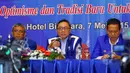 Ketua Umum PAN, Zulkifli Hasan (tengah) seusai penutupan Rakernas I DPP PAN, di Jakarta, Kamis (7/5/2015). Rakernas tersebut membahas mengenai konsolidasi persiapan pemilihan kepala daerah serentak 2015. (Liputan6.com/Helmi Afandi)
