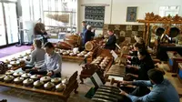 Taruna Australia Antusias Bermain Gamelan Jawa dan Bali