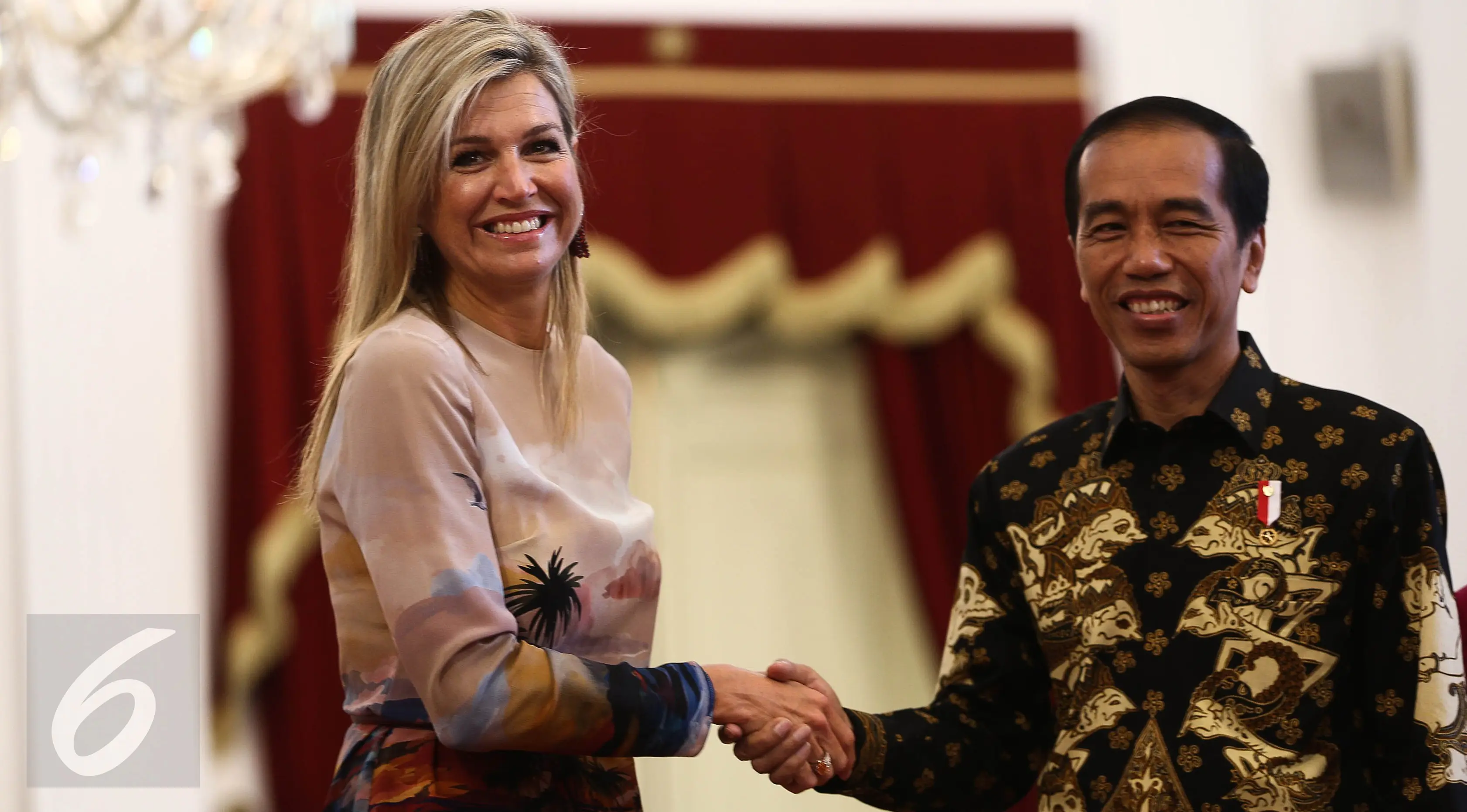 Presiden Jokowi (kanan) bersalaman dengan Ratu Kerajaan Belanda Maxima di Istana Merdeka, Jakarta, Kamis (1/9). Ratu Maxima berkunjung sebagai Penasihat Khusus Sekjen PBB tentang Perkembangan Inklusi Keuangan bagi Pembangunan. (/Faizal Fanani)
