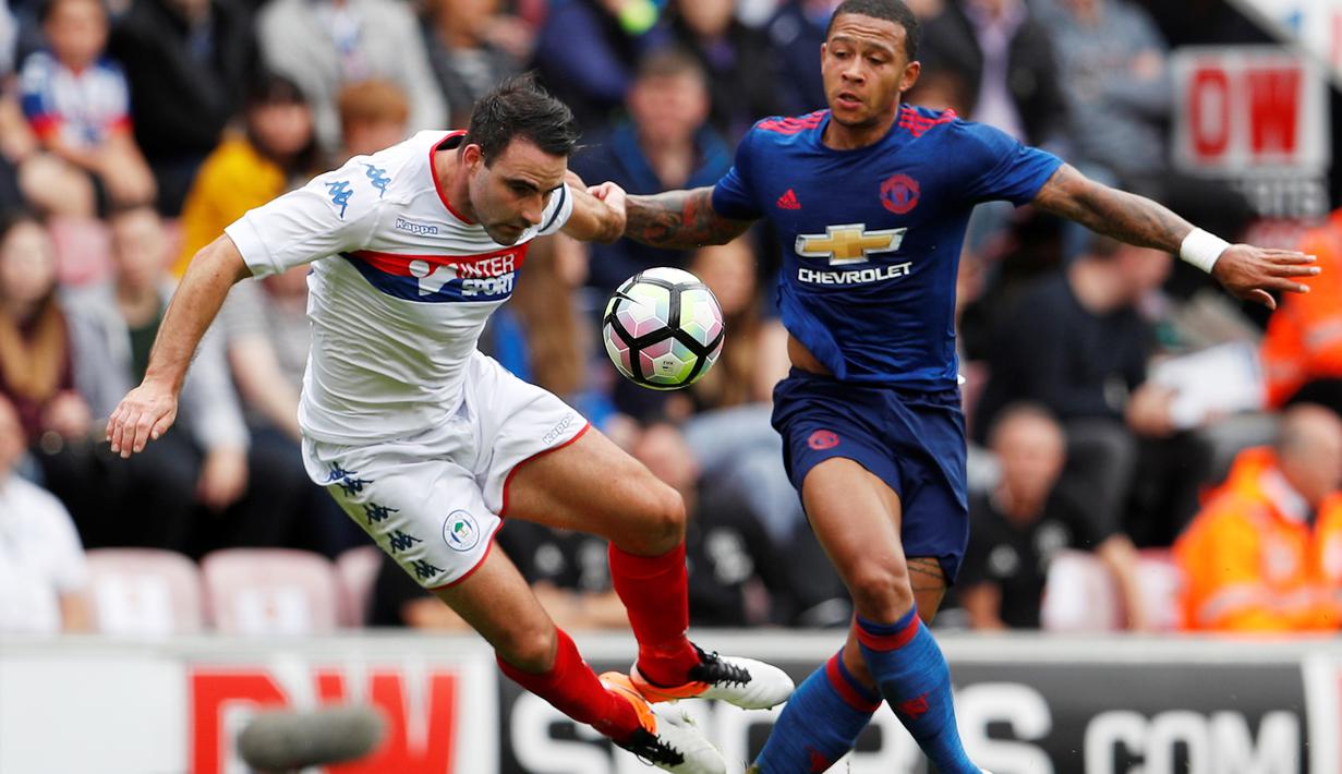 Pemain MU, Memphis Depay (kanan), berebut bola dengan pemain Wigan Athletic, Craig Morgan, dalam laga persahabatan di Stadion DW, Wigan, (16/7/2016). (Action Images via Reuters/Lee Smith)