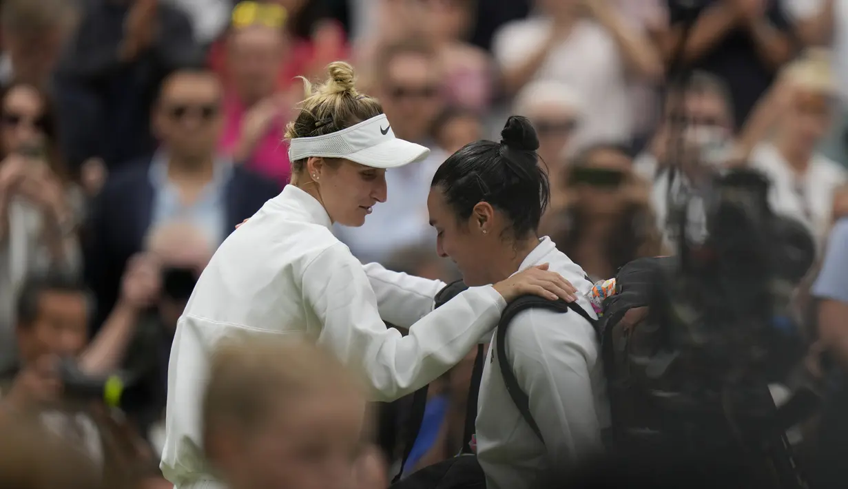 Vondrousova berhak meraih gelar juara usai mengalahkan petenis favorit, Ons Jabeur, dengan skor meyakinkan 6-4 6-4. (AP Photo/Alastair Grant)