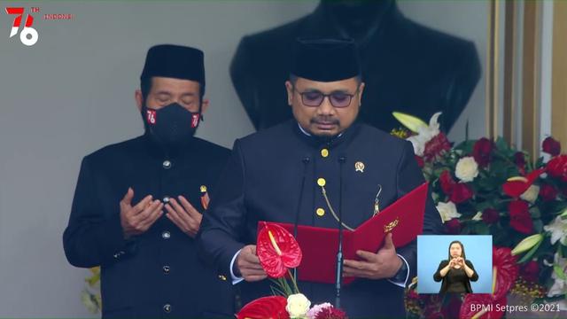 Menteri Agama Yaqut Cholil Qoumas membaca doa pada upacara HUT ke-76 RI, Selasa (17/8/2021) di halaman Istana Merdeka.