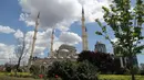 Pemandangan Masjid Akhmad Kadyrov di alun-alun Kota Grozny, pusat ibu kota Chechnya, 9 Juni 2018. Masjid yang juga disebut Heart of Chechnya ini memiliki arsitektur yang mirip dengan Masjid Biru Istanbul. (AFP PHOTO/KARIM JAAFAR)