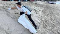Aksi bersih-bersih Pantai Kuta, Bali, di acara puncak perayaan Hari Lingkungan Hidup Sedunia, 5 Juni 2025. (Liputan6.com/Asnida Riani)