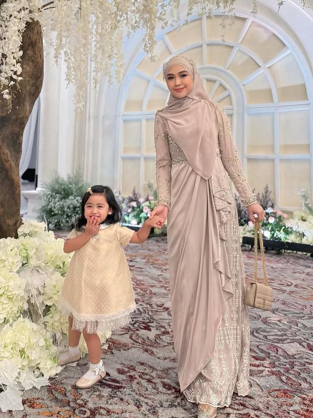 Potret Ria Ricis saat Dinner Mewah Bareng Moana, Bawa Bucket Uang