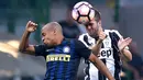 Gelandang Inter Milan, Joao Mario (kiri) berebut bola dengan gelandang Juventus, Miralem Pjanic pada liga Italia di Stadion San Siro, Milan, (19/9). Inter Milan menang atas Juventus dengan skor 2-1. (AFP Photo/Marco Vertorello)
