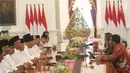 Presiden Joko Widodo berdialog dengan Dewan Pimpinan Pusat Asosiasi Petani Tebu Rakyat Indonesia (DPP APTRI) di Istana Negara, Jakarta, Selasa (5/3). Pertemuan membahas kelangsungan industri gula dan pertanian tebu.(Liputan6.com/Angga Yuniar)
