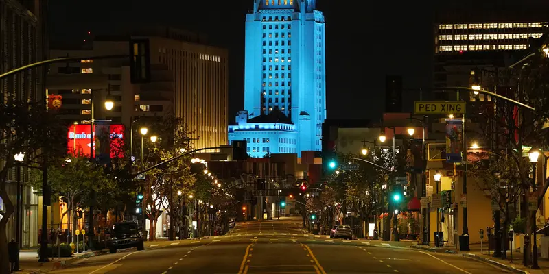 FOTO: Dukung Petugas Medis, Balai Kota Los Angeles Menyala Biru