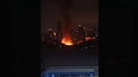 Kebakaran kembali melanda kawasan permukiman di Manggarai, Jakarta Selatan, Minggu (2/2/2025) malam. (Foto: Istimewa/akun X @notijji)