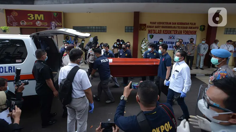 FOTO: Jenazah Pertama Korban Kecelakaan Sriwijaya Air SJ 182 Diserahkan ke Pihak Keluarga