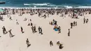 Ribuan wisatawan bersuka ria saat perayaan Tahun Baru di North Beach, Durban, Afrika Selatan, 1 Januari 2022. Menurut polisi Afrika Selatan, hampir 50 ribu orang diperkirakan akan menghabiskan hari di pantai. (Rajesh JANTILAL/AFP)