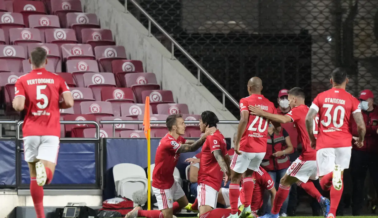 Penyerang Benfica, Darwin Nunez (ketiga kiri) berselebrasi usai mencetak gol ke gawang Barcelona pada pertandingan grup E Liga Champions di stadion Luz di Lisbon, Portugal, Kamis (30/9/2021). Nunez mencetak dua gol dan mengantar Benfica menang atas Barcelona 3-0. (AP Photo/Armando Franca )