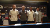 Empat pelatih tim yang akan berlaga di Grup A Piala AFC U-19 2018 berpose bersama setelah memberikan keterangan pers di SUGBK, Rabu (17/10/2018). (Bola.com/Benediktus Gerendo Pradigdo)