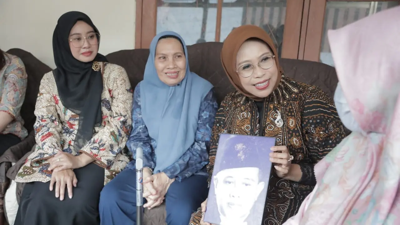 Kementerian Sosial Republik Indonesia melalui unit Dharma Wanita Persatuan (DWP) kembali melakukan Anjangsana kepada warakawuri atau keluarga pahlawan di wilayah Bekasi dan Depok pada Sabtu (9/11) (Istimewa)