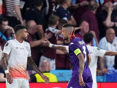 Darah mengalir di kepala pemain Fiorentina, Cristiano Biraghi, setelah insiden pelemparan benda dari tribun suporter West Ham United pada laga final UEFA Europa Conference League di Stadion Eden Arena, Kamis (8/6/2023). Fiorentina takluk dengan skor 1-2. (AP Photo/Petr David Josek)