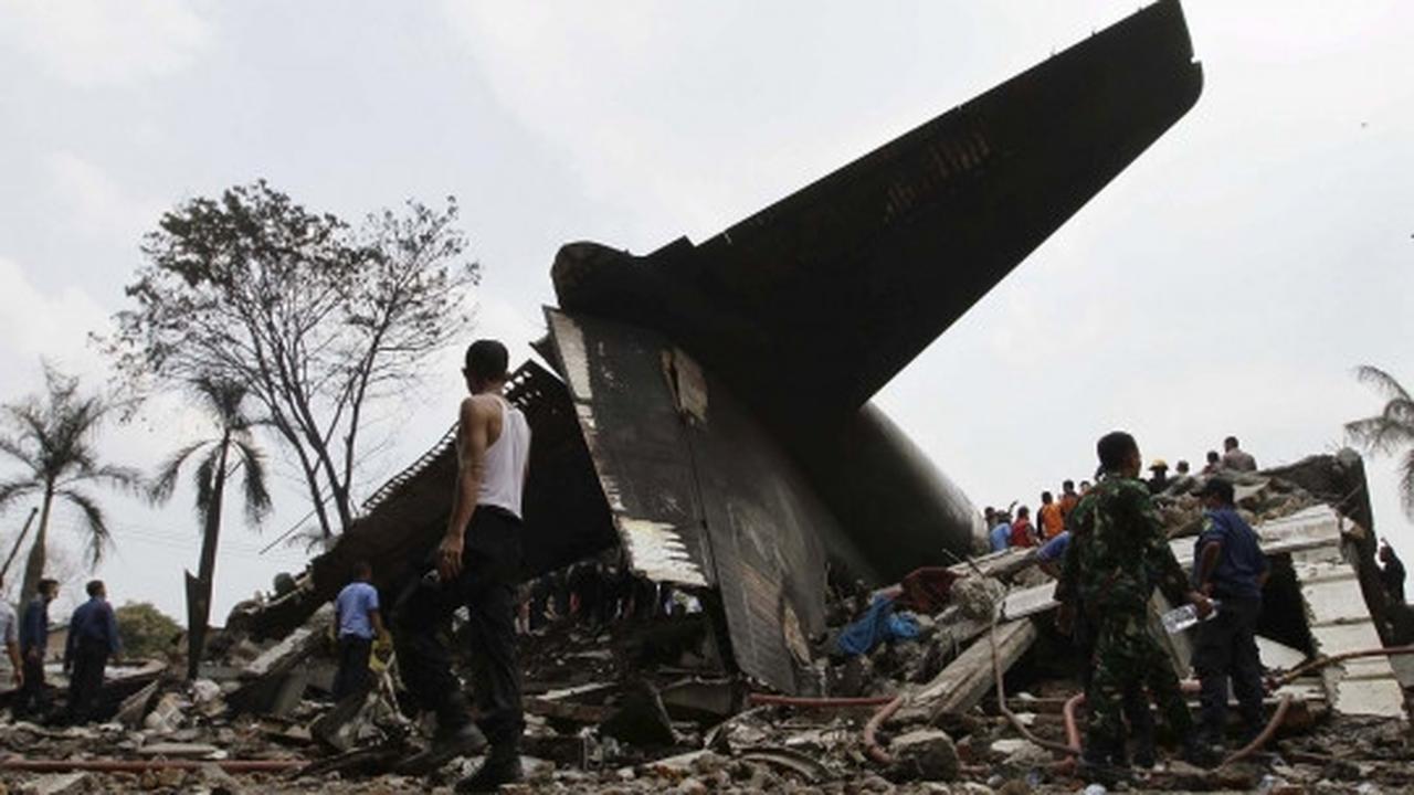 Reruntuhan Hercules TNI AU yang hancur berkeping-keping