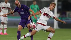 Gelandang AC Milan, Keisuke Honda (kanan) berebut bola dengan Gelandang Fiorentina Borja Valero pada pertandingan pekan pertama Liga Italia di stadion Florence, Italia, (23/8/2015). Fiorentina menang dengan skor 2 – 0. (AFP PHOTO/Massimo Benvenuti)