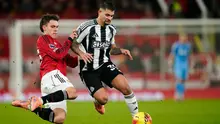 Manuel Ugarte dari Manchester United, kiri, berebut bola dengan Bruno Guimaraes dari Newcastle selama pertandingan Liga Inggris antara Manchester United dan Newcastle di Manchester, Inggris, Sabtu (27-12-2025) dini hari WIB. (AP Photo/Dave Thompson)