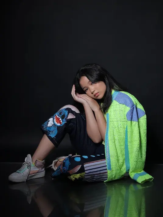 <p>Sang adik, Aurelia Syaharani, diketahui mengikuti jejak kakaknya, Tiara Andini terjun ke dunia tarik suara. Gadis berusia 15 tahun itu terjun ke industri musik Tanah Air lewat single bertajuk "You Are The Reason" karya Supernova. (FOTO: instagram.com/uleeofficial)</p>