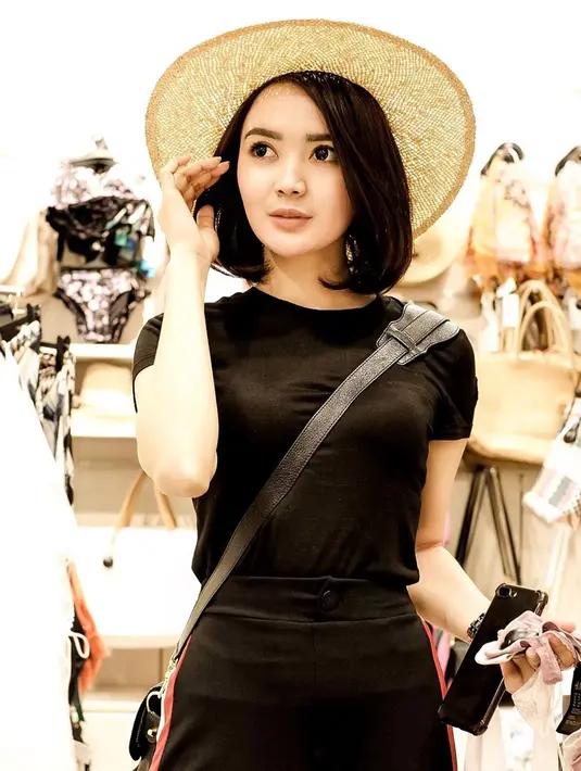Dengan rambut pendek di atas bahu, Wika Salim selalu tampak memesona dalam balutan busana kasual sekalipun. Hanya dengan kaos hitam tipis dan rok warna senada, Wika Salim terlihat bak boneka barbie hidup. Tak heran banyak pria yang kepincut dengan pedangdut satu ini. (Liputan6.com/IG/@wikasalim)
