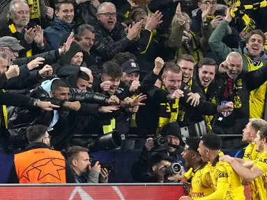 Para pemain Borussia Dortmund merayakan gol yang dicetak oleh Ian Maatsen ke gawang Atletico Madrid dalam duel leg kedua perempat final Liga Champions di Stadion Signal-Iduna Park, Rabu (17/4/2024). Die Borussen sukses menaklukkan tamunya dengan skor 4-2. (AP Photo/Martin Meissner)