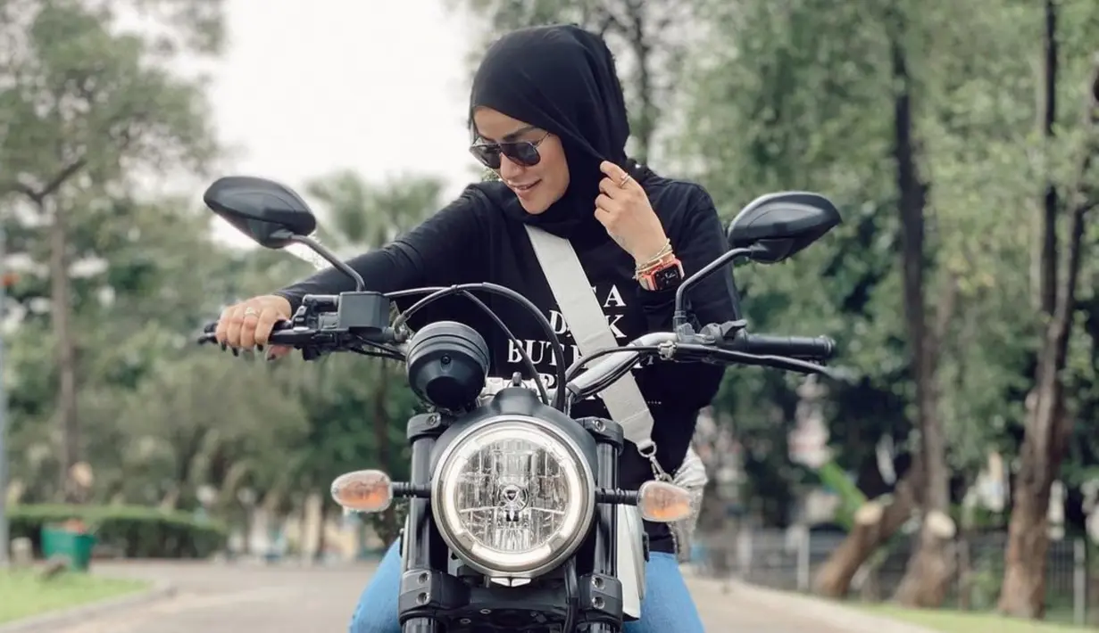 Saat mengenakan busana bernuansa hitam, membuat istri dari Muhammad Aufar Hutapea ini jadi nampak elegan. Penampilannya pun kian mencuri perhatian. (Liputan6.com/IG/ollaramlanaufar)
