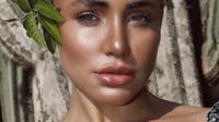 Model asal Brasil Wanessa Moura tampil dalam pemotretan bersama parfum barunya (Source: Instagram/ @wamoura)