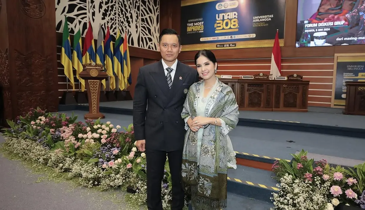 Temani sang suami sidang terbuka, Annisa Pohan tampil rapi dengan kebaya. Ia kenakan kebaya A-line hijau sage dengan kain Batik hijau olive dan selendang bahu yang senada [@annisayudhoyono]