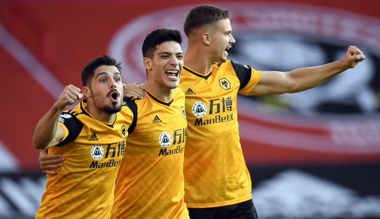 Pemain Wolverhampton Wanderers merayakan gol yang dicetak Raul Jimenez ke gawang Sheffield United pada laga Liga Inggris di Bramall Lane, Selasa (15/9/2020). Wolverhampton menang 2-0 atas Sheffield United. (AFP/Peter Powell/pool)