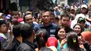 Calon Gubernur DKI Jakarta Agus Harimurti Yudhoyono mengunjungi pedagang dan warga di Pasar Paseban Jakarta Pusat, Jumat (11/11). Agus disambut hangat pedagang maupun pengunjung pasar tersebut. (Liputan6.com/Gempur M Surya)