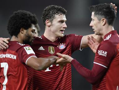 Bayern Munchen dipastikan menjadi juara paruh musim Liga Jerman 2021/2022 usai mengalahkan tuan rumah VFB Stuttgart 5-0 di pekan ke-16. Hattrick Serge Gnabry dan brace Robert Lewandowski membuat Die Roten mengoleksi 41 poin, unggul 9 poin dari Borussia Dortmund. (AFP/Thomas Kienzle)
